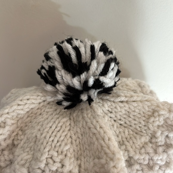 Slouchy cap with pom-pom and knitted black-and-white hat - Picture 2 of 4